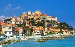 Bunte Küstenstadt in Italien mit bunten Häusern und klarem blauen Meer.
