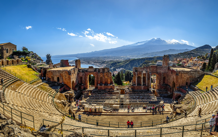 Taormina mit Ätna im Hintergrund
