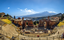 Antikes Amphitheater von Taormina in Sizilien mit Blick auf den Ätna und das ionische Meer.