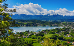 Panoramablick auf einen See mit Bergen im Hintergrund bei klarem Himmel.