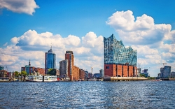 Hamburger Hafencity mit Elbphilharmonie und Wasseransicht bei sonnigem Wetter.