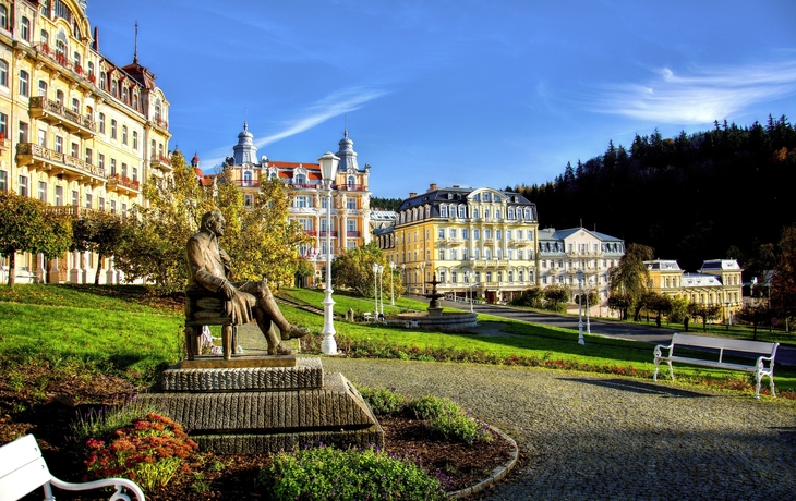 Marienbad, Panoramablick auf den Goetheplatz mit Statue