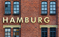 Rote Backsteinwand mit dem Schriftzug Hamburg.