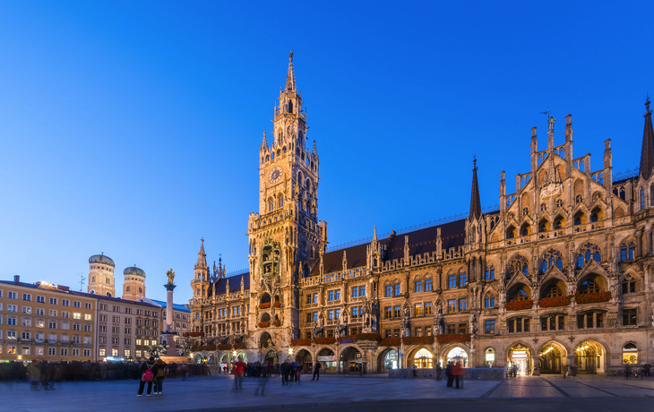 München, Neues Rathaus mit Frauenkirche am Marienplatz