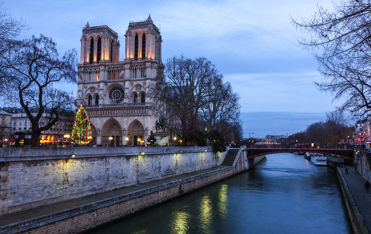Notre-Dame de Paris bei Dämmerung